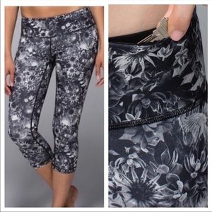 Lululemon Wunder Under Crop Flowabunga Size 6